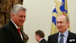 Міґель Діас-Канель (л) з президентом Росії Володимиром Путіним