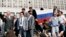 Против ГКЧП выступил президент РСФСР Борис Ельцин, который издал указ о том, что все исполнительные органы власти должны подчиняться ему. На снимке Ельцин 19 августа 1991 года у здания Верховного Совета РСФСР (Белого Дома) на танке призывает к всеобщей акции протеста против путча. 