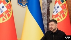 Predsjednik Ukrajine Volodimir Zelenski govori na zajedničkoj konferenciji za novinare s premijerom Portugala Luisom Montenegrom (nije u kadru) u Kijevu, 20. decembra 2025.