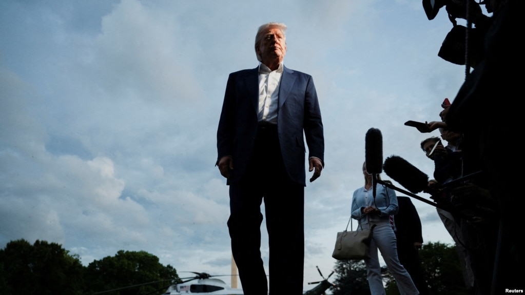 Tổng thống Hoa Kỳ Donald Trump phát biểu với các phóng viên khi ông đến Bãi cỏ phía Nam của Nhà Trắng vào ngày 4 tháng 5.