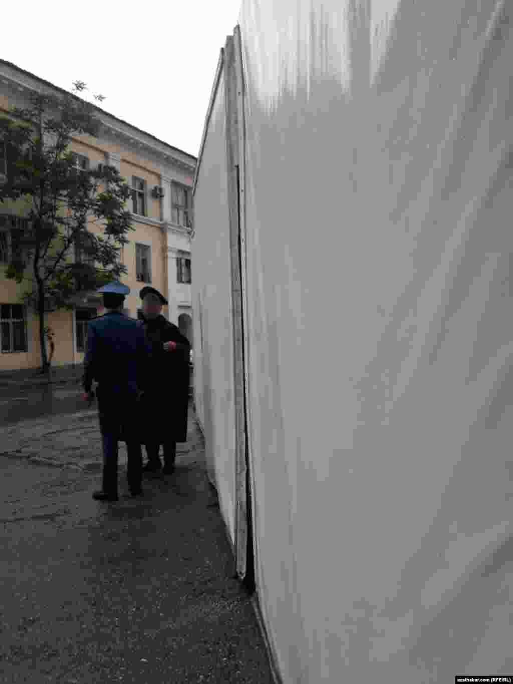 Aşgabat. Polisiýa işgärleri iş başynda. Aprel, 2020.