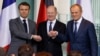 Președintele francez, Emmanuel Macron, cancelarul german, Olaf Scholz, și premierul polonez, Donald Tusk, își unesc mâinile la o conferință de presă la Cancelaria din Berlin, pe 15 martie 2024.