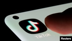 Logoja e TikTok në një telefon të mençur. 