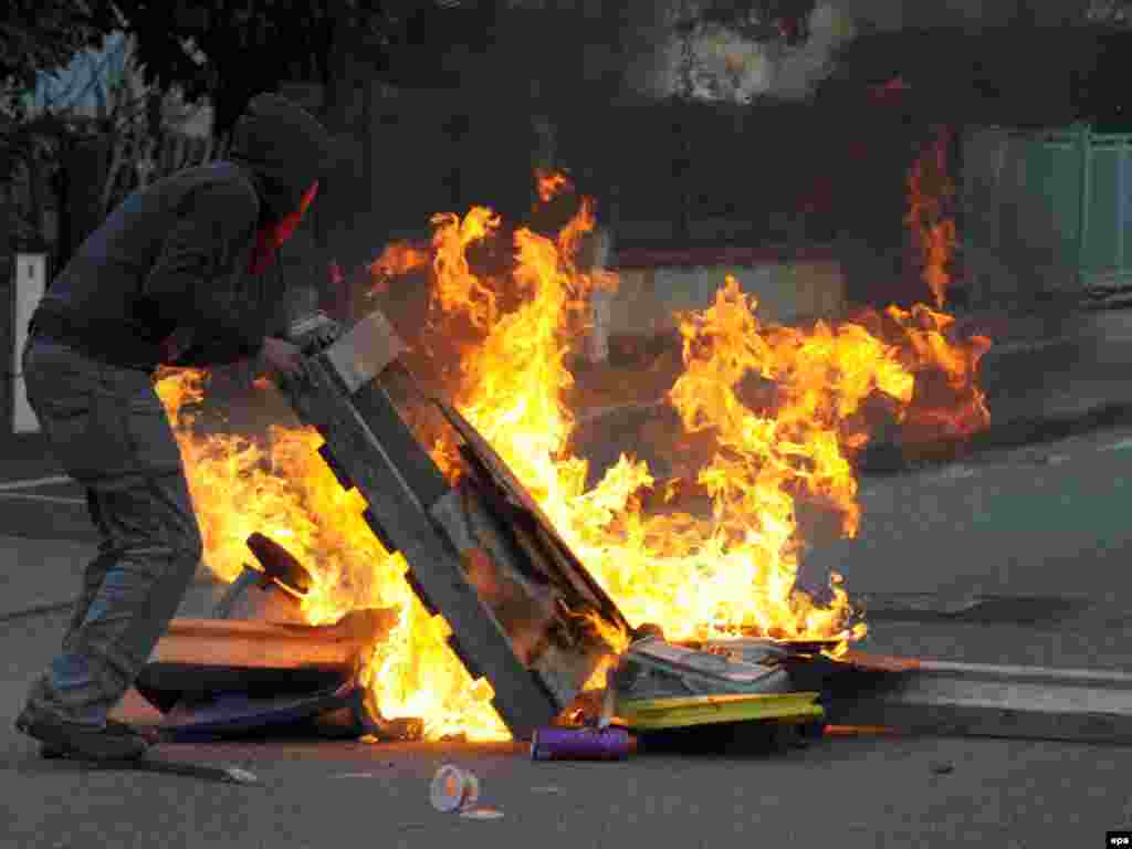 Francuska - Protesti u Strasbourgu - ...ali i oni koji nisu simpatizeri NATO saveza.Posebno agresivni su bili demonstranti u Strasbourgu.Zapaljeno je nekoliko radnji, razbijeno dosta prozora.
