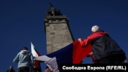 Хора носят знамето на Русия и това на България пред паметника на съветската армия в София на 9 май 2021 г.