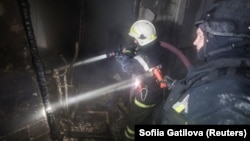 Рятувальники гасять пожежу, що виникла внаслідок одного з попередніх ударів РФ по Харкову, січень 2026 року