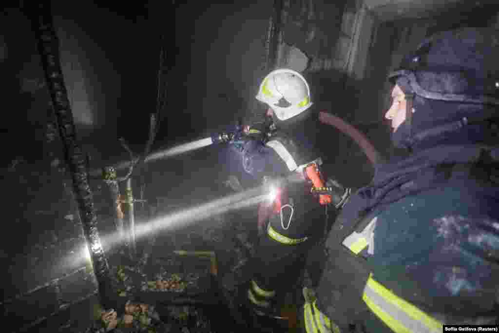 Пожежники гасять пожежу в квартирі після влучання російського безпілотника в житловий будинок у Харкові, 24 січня 2026 року.Мешканці будинку розповіли Радіо Свобода, що внаслідок російського удару був пошкоджений цілий під'їзд. Щонайменше одна квартира вигоріла вщент. Марія, подруга власниці вигорілої квартири, розповіла: подруга з чоловіком вийшли в коридор буквально за 30 секунд до прильоту