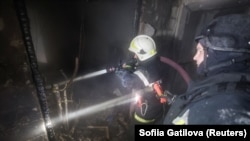 Рятувальники на місці російського удару в Харкові, фото ілюстративне