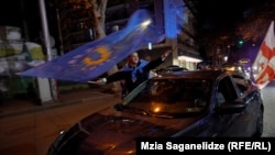 "ქართული ოცნების" მხარდამჭერები პარტიისა და საქართველოს დროშებით 2024 წლის 26 ოქტომბრის არჩევნების შემდეგ 