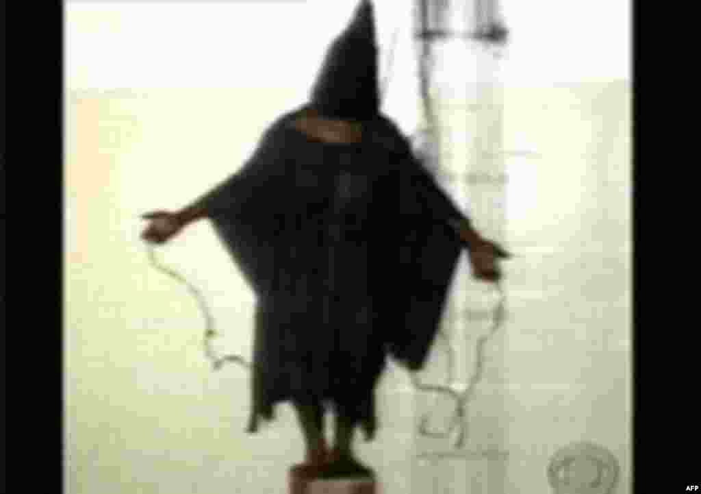در روزهای نخستین سال ۲۰۰۴ رسانههای آمریکایی تصاویری منتشر کردند که در آن زندانیان به دست نیروهای ارتش ایالات متحده شکنجه جسمی و روانی میشدند. ابوغریب یکی ازمخوفترین زندانهای دوره صدام حسین بود.