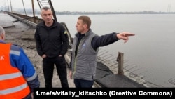 Міський голова Києва Віталій Кличко на Південному мосту, пошкодженому ударом РФ 27 жовтня 2026 року