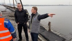 Міський голова Києва Віталій Кличко на Південному мосту, пошкодженому ударом РФ 27 жовтня 2026 року