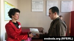 Урачыстасьць на выбарчым участку: магніцік і дыплём студэнтам, якія ўпершыню прагаласавалі