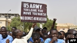 Протестующие в Нигере требуют, чтобы американские солдаты ушли из страны, Ниамей, 24 апреля 2024 года