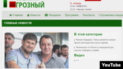 Ramzan Kadırov və Bekxan Taymasxanov (sağda). QroznıTV-nin saytı Kadırovun Taymasxanovu "Əl-fəxr" ordeni ilə təltif etməsindən yazır