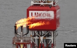 Підписання контракту компанією «Лукойл» на нафтовій платформі імені Філановського в Каспійському морі, Росія, 16 жовтня 2018 року