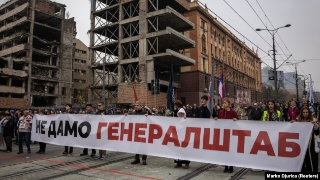 Keçmiş ordu qərargahının qarşısında onun lüks kompleksə çevrilməsini sürətləndirəcək yeni qanuna qarşı etiraz aksiyası.