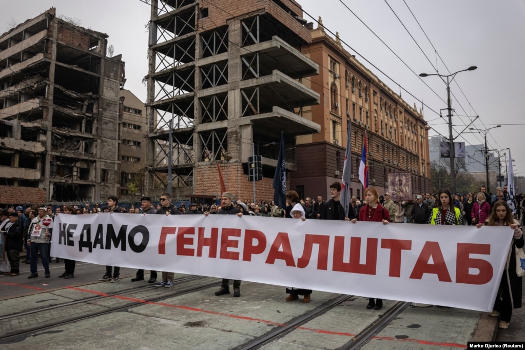 Turmat më 11 nëntor duke krijuar një “mur të gjallë” rreth ndërtesës së Shtabit të Përgjithshëm, si protestë kundër planeve për ndërtesën e re. Parlamenti i Serbisë e ka miratuar së fundmi një ligj që do të lejonte nisjen e punimeve, pavarësisht se ndërtesa është në listën e objekteve të mbrojtura.