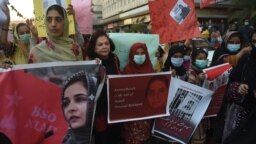 Tüntetés a pakisztáni Karacsiban 2020. december 24-én, miután az ismert pakisztáni emberijog-védő, Karima Baloch ismeretlen körülmények között vízbe fulladt Torontóban. A nő 2015-ben menekült el az országból, miután az állam terrorizmussal vádolta meg. 