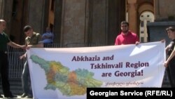 По мнению грузинских экспертов с абхазами и осетинами садиться за стол переговоров как с "независимыми субъектами" никто в Тбилиси не намерен
