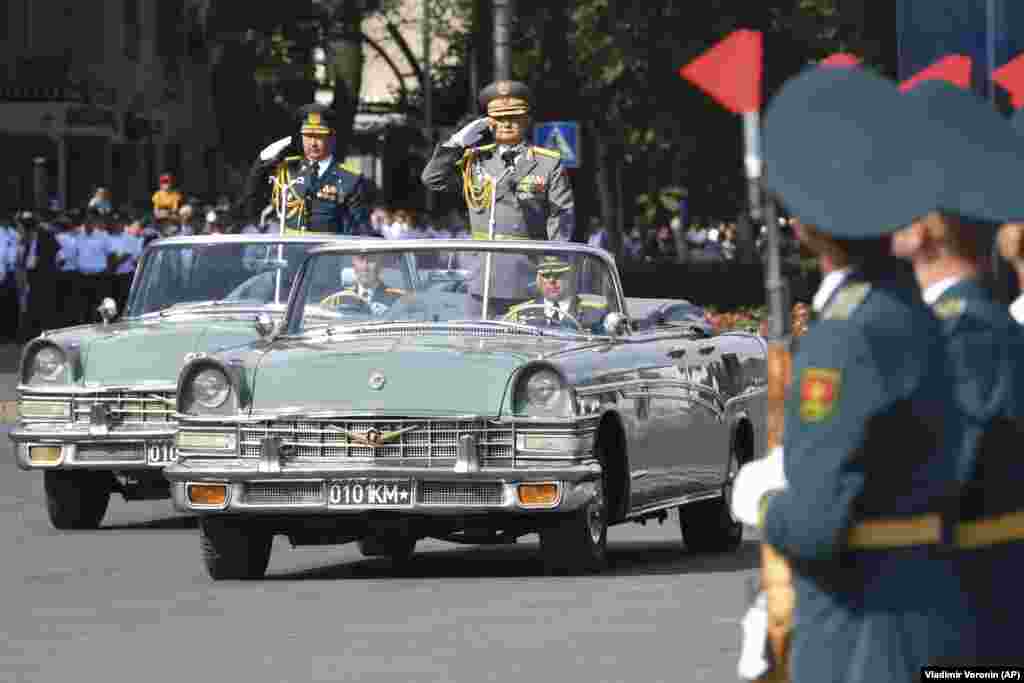 Kyrgyz Defense Minister Taalaibek Omuraliev (center) salutes troops during a military parade on Ala-Too Square in central Bishkek on August 31.&nbsp;