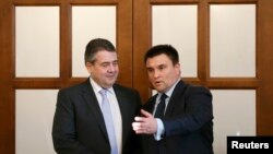 Министр иностранных дел Германии Зигмар Габриэль (л) и министр иностранных дел Украины Павел Климкин (п)