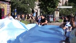 Із прапором Хрещатиком. Хода до Дня кримськотатарського прапора в Києві (відео)