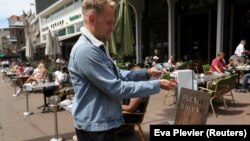 Dezinfekcija ruku u jednom od kafića u Amsterdamu, jun 2020. 