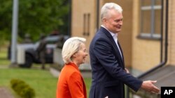 Եվրահանձնաժողովի նախագահ Ուրսուլա ֆոն դեր Լայենն արդեն Վիլնյուսում է, որտեղ նրան ողջունում է Լիտվայի նախագահ Գիտանաս Նաուսեդան, 1-ը սեպտեմբերի, 2025թ.