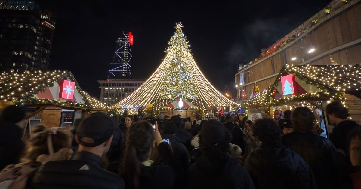 თბილისში მთავარი ნაძვის ხე აანთეს - ამჯერად არა პარლამენტთან, არამედ რესპუბლიკის მოედანზე