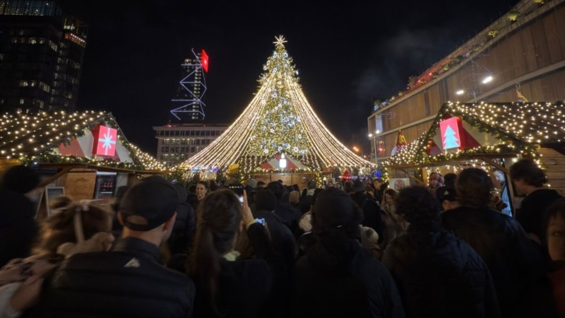 თბილისში მთავარი ნაძვის ხე აანთეს - ამჯერად არა პარლამენტთან, არამედ რესპუბლიკის მოედანზე