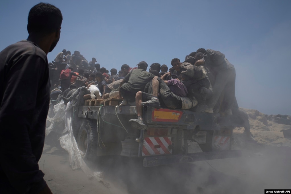 Palestinezë në një kamion ndihmash që po kthehej në Qytetin e Gazës nga pjesa veriore e Rripit të Gazës, më 22 korrik.