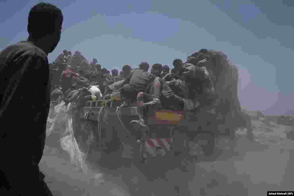 Palestinezë në një kamion ndihmash që po kthehej në Qytetin e Gazës nga pjesa veriore e Rripit të Gazës, më 22 korrik.