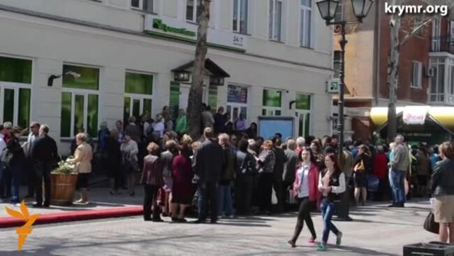 Ради вкладов в «ПриватБанке» керчане готовы жить в очередях