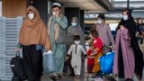 Familiile evacuate din Kabul, Afganistan, trec prin terminal după ce au ajuns pe Aeroportul Internațional Washington Dulles în septembrie 2021. (fotografie de arhivă)