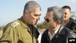Егуд Барак (п) розмовляє з ізраїльським офіцером під час відвідин військової бази біля кордону зі Смугою Гази, 13 листопада 2012 року
