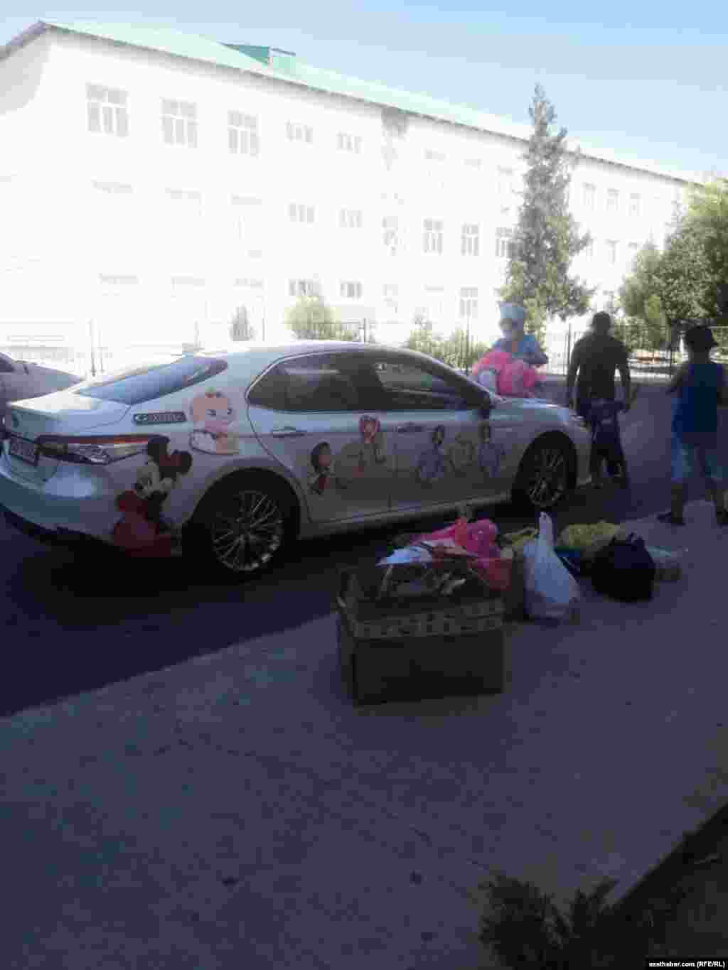 Aşgabat. Maska geýilýän wagtynda hem täze doglan bäbek üçin awtoulag bezemek &quot;däbi&quot; dowam etdirilýär. Awgust, 2020.