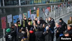 Njemački ministar ekonomije i klime Robert Habeck u druženju sa novinarima pored instalacije na mjestu nekadašnjeg Berlinskog zida na 35. godišnjicu pada zida u Berlinu, Njemačka, 9. novembra 2024.