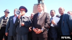 Sooronbai Jeenbekov (center) says that fear does still exist on both the Kyrgyz and Uzbek sides.