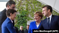 Predsednik Srbije Aleksandar Vučić i premijerka Ana Brnabić sa predsednikom Francuske Emanuelom Makronom i nemačkom kancelarkom Angelom Merkel u Berlinu, 29. aprila 2019.