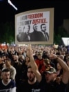 Protestues në Prishtinë duke kërkuar lirimin e katër ish-udhëheqësve të UÇK-së, të cilët u dënuan nga Gjykata Speciale e Kosovës me gjithsej 81 vjet burgim për krime lufte.