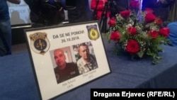 Policajci Ministarstva unutrašnjih poslova Katona Sarajevo Adis Šehović i Davor Vujinović ubijeni su 26. oktobra 2018. godine, u pucnjavi koja se dogodila u sarajevskom naselju Alipašino Polje (Foto: komemoracija policajcima 29. oktobar 2018)