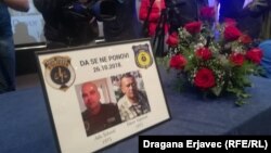 Policajci Ministarstva unutrašnjih poslova Katona Sarajevo Adis Šehović i Davor Vujinović ubijeni su 26. oktobra 2018. godine, u pucnjavi koja se dogodila u sarajevskom naselju Alipašino Polje (Foto: komemoracija policajcima 29. oktobar 2018)