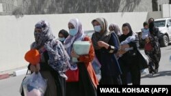 Афганские женщины на входе в аэропорт Кабула, 28 августа 2021 года