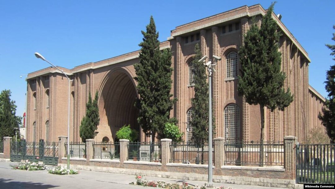 صدها شیء باستانی بازگردانده شده به ایران از روز دوشنبه در موزه ملی ایران به نمایش گذارده شده اند.