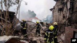 Pompierii sting incendii în dărâmăturile unei case din regiunea Kiev. 25 mai 2025.