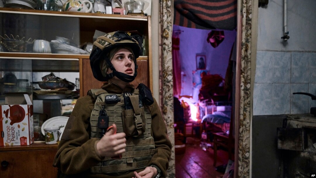 Un medic militar ucrainean la Bahmut, estul țării, pe 9 aprilie, 2023. Luptele dure din acest oraș sunt descrise pe larg în documentele confidențiale americane publicate în ultimele zile de presa internațională.