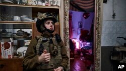 Un medic militar ucrainean la Bahmut, estul țării, pe 9 aprilie, 2023. Luptele dure din acest oraș sunt descrise pe larg în documentele confidențiale americane publicate în ultimele zile de presa internațională.