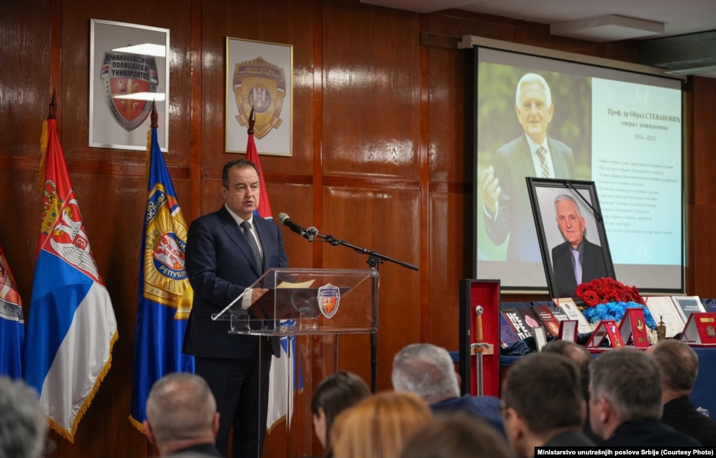 Në ceremoninë përkujtimore, përveç Daçiqit, mori pjesë edhe udhëheqja e policisë serbe. 10 prill 2025.