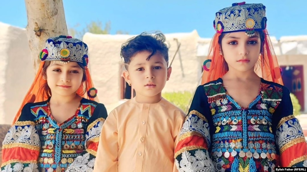 پنځه کلن الیاس له خپلو خویندو سره 